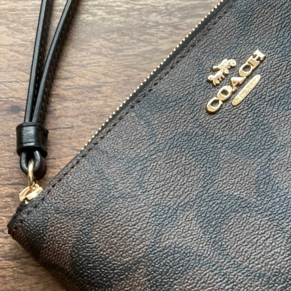 NEW‼️ COACH Large Corner Zip Wristlet In Signature Canvas NEW WITH TAGS - Picture 16 of 16